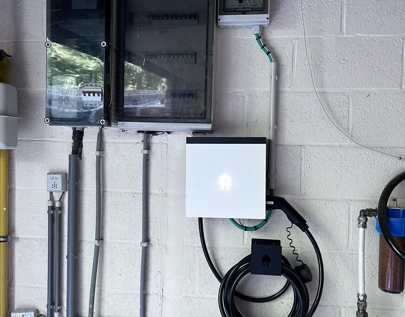 Pose d'une borne de recharge par un électricien à domicile