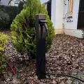 Borne de recharge sur poteau dans un jardin privé