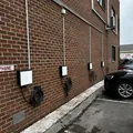 Bornes de recharge alignées sur mur en briques