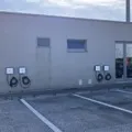 Bornes de recharge en façade de bâtiment professionnel