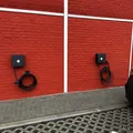 Deux bornes de recharge Smappee sur mur d'entreprise