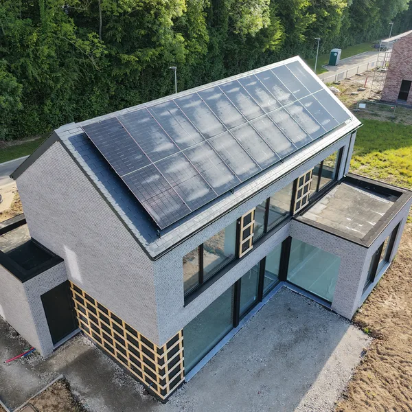 Vue aérienne de la toiture équipée de 18 panneaux photovoltaïques noirs sur la maison en région de Namur