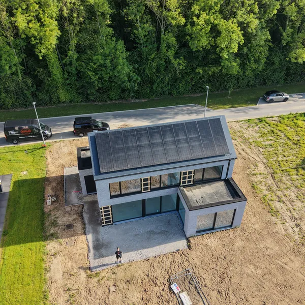 Vue d'ensemble de l'installation photovoltaïque réalisée par Debelec en région de Namur