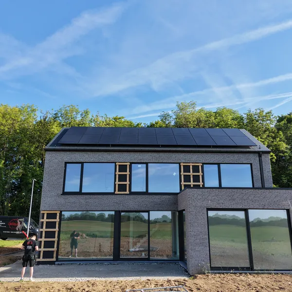 Façade de la maison neuve avec les panneaux photovoltaïques en toiture