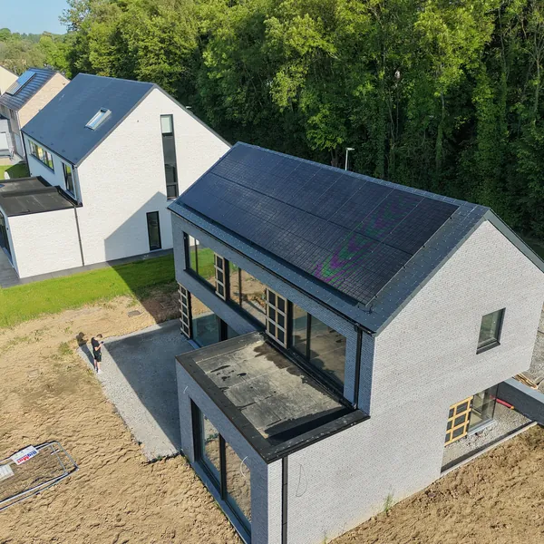 Vue aérienne de la maison neuve avec son installation photovoltaïque