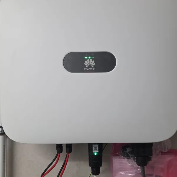 Onduleur Huawei SUN2000 et Smart Sensor installés par Debelec