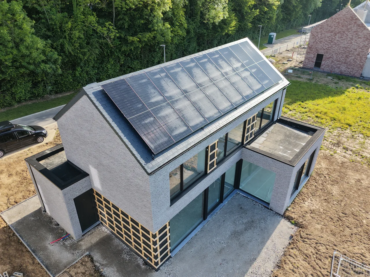 Installation de 18 panneaux photovoltaïques sur une maison neuve en région de Namur par Debelec