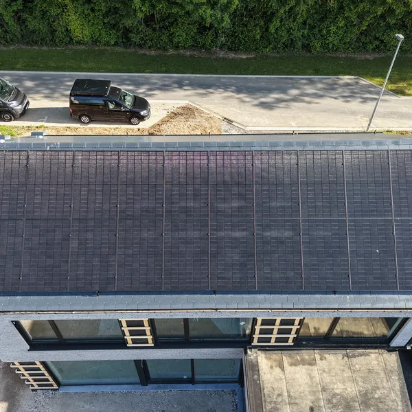 Vue du dessus des 18 panneaux photovoltaïques alignés sur la toiture