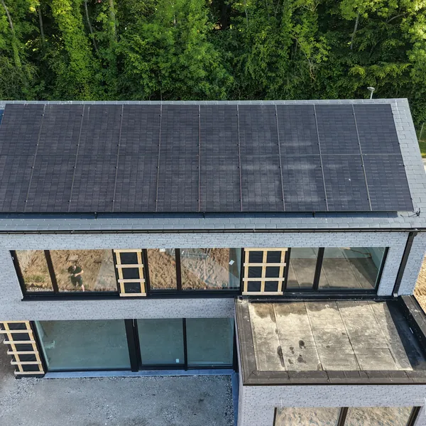 Toiture équipée de panneaux photovoltaïques noirs sur une maison contemporaine en région de Namur