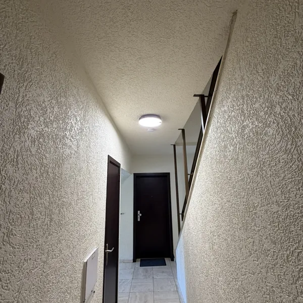 Couloir des communs de la copropriété ACP Dîme éclairé par les nouveaux luminaires LED