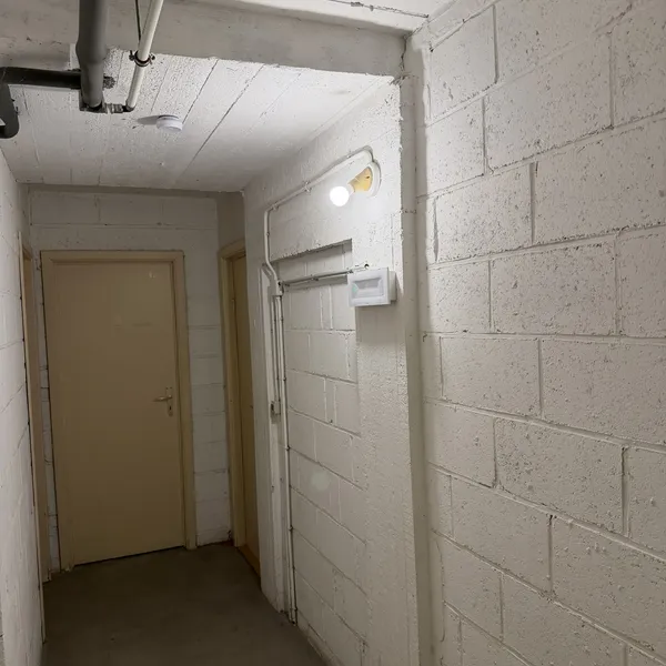 Éclairage LED d'un couloir de caves de la copropriété ACP Dîme à Mont-Saint-Guibert