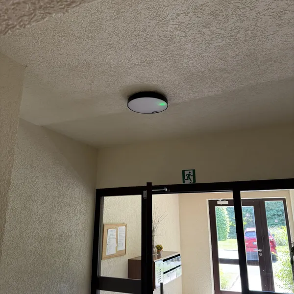 Nouvel éclairage LED des communs près du hall d'entrée de la copropriété ACP Dîme à Mont-Saint-Guibert