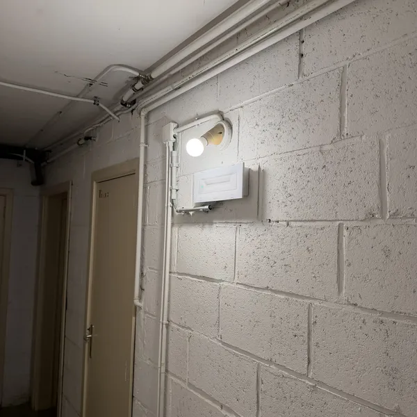 Luminaire LED installé dans les caves de la copropriété ACP Dîme par Debelec