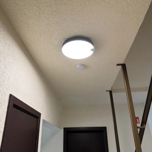 Luminaire LED Uni-Bright Moon Eclipse installé au plafond des communs par Debelec à la copropriété ACP Dîme