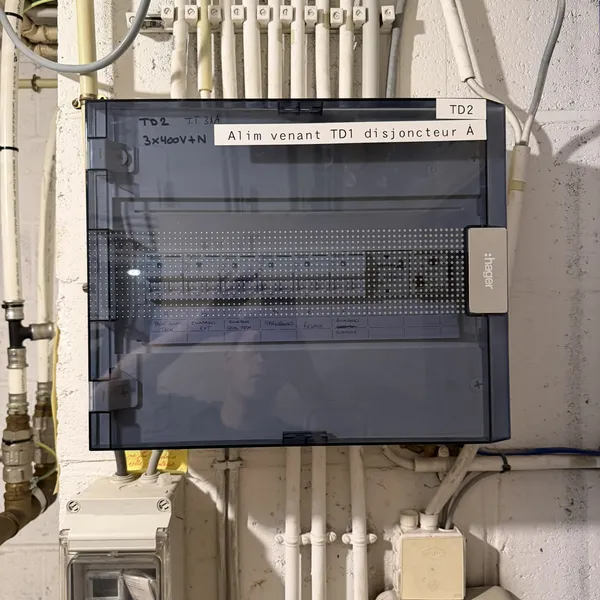 Tableau électrique TD2 avec pictogrammes réglementaires et étiquetage posés par Debelec pour la mise en conformité