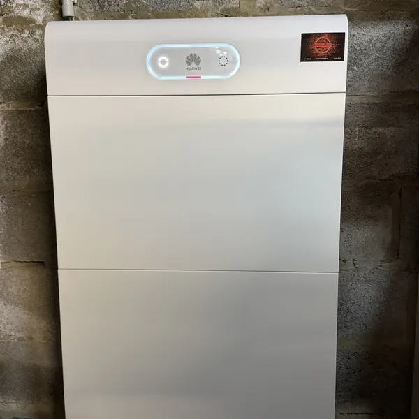 Batterie de stockage Huawei de 14 kWh posée par Debelec