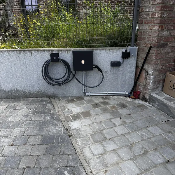 Borne de recharge Smappee installée sur la terrasse de la maison à Malonne
