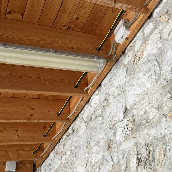 Câblage DC des panneaux en câble solaire 6 mm² sous la toiture
