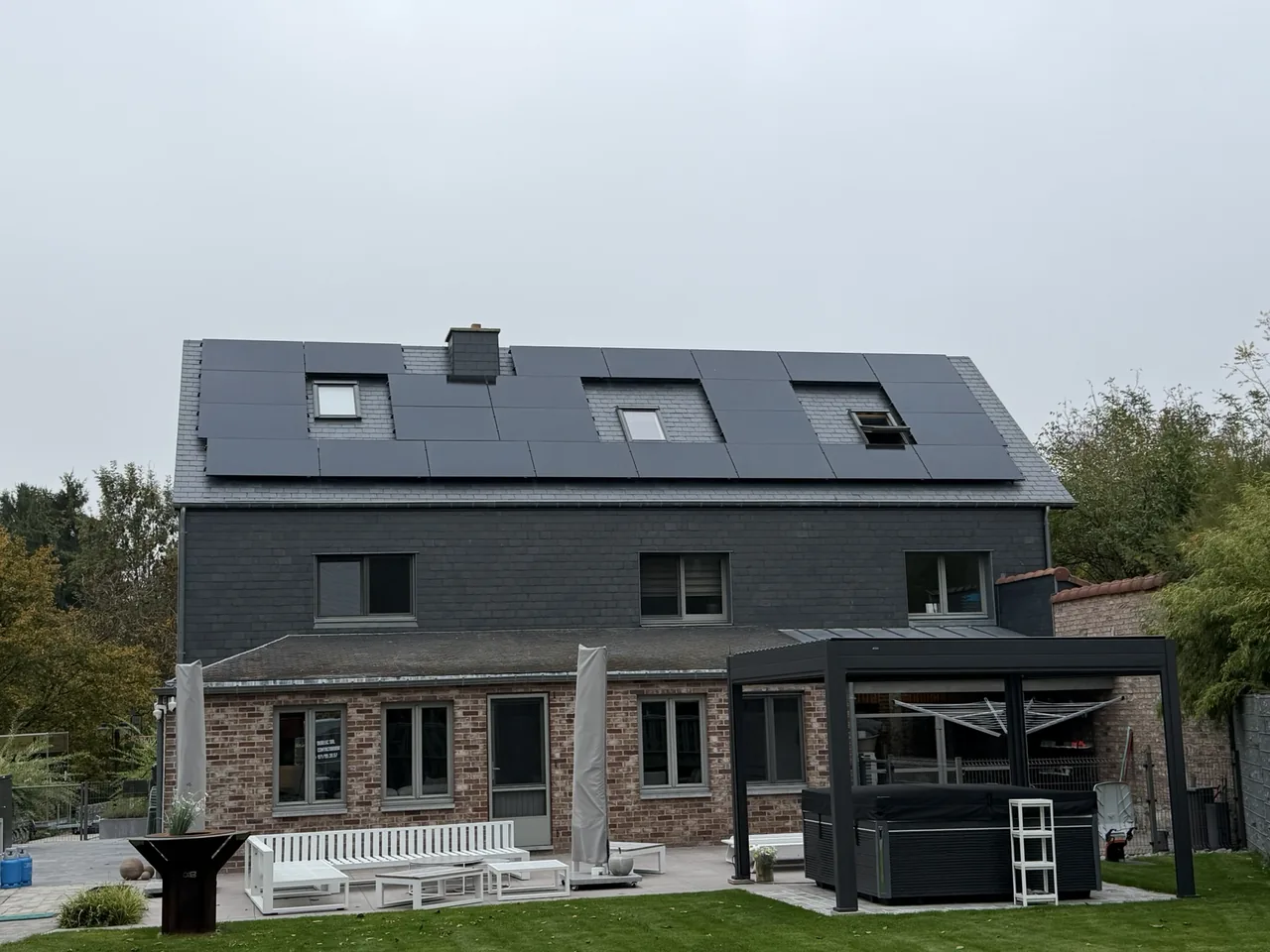 Maison à Malonne équipée de 25 panneaux photovoltaïques sur sa toiture en ardoises par Debelec