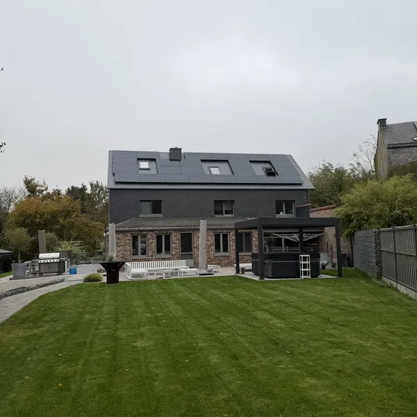 Maison de Malonne vue depuis le jardin avec ses 25 panneaux photovoltaïques en toiture