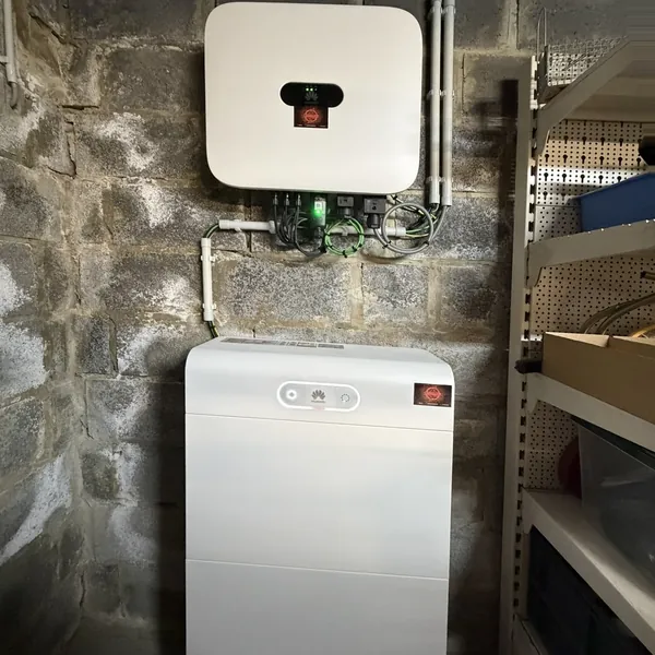 Onduleur Huawei et batterie de stockage 14 kWh installés dans le local technique