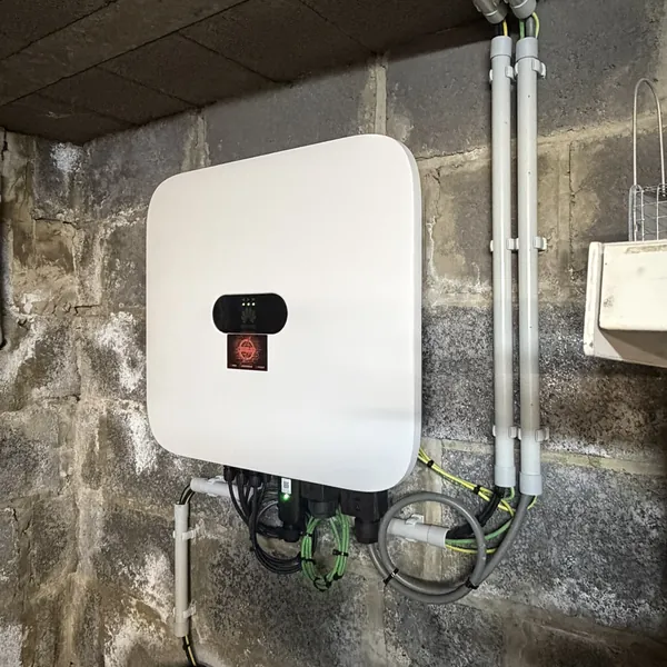 Onduleur triphasé Huawei SUN2000-8KTL-M1 avec ses arrivées sous tube