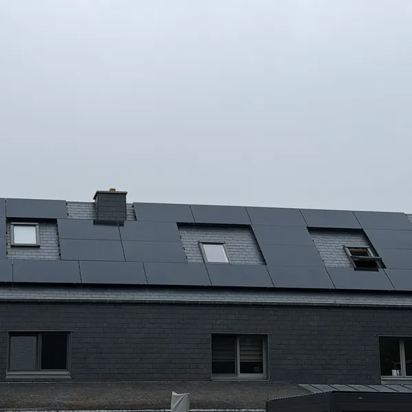 Toiture en ardoises couverte de 25 panneaux photovoltaïques de 465 Wc