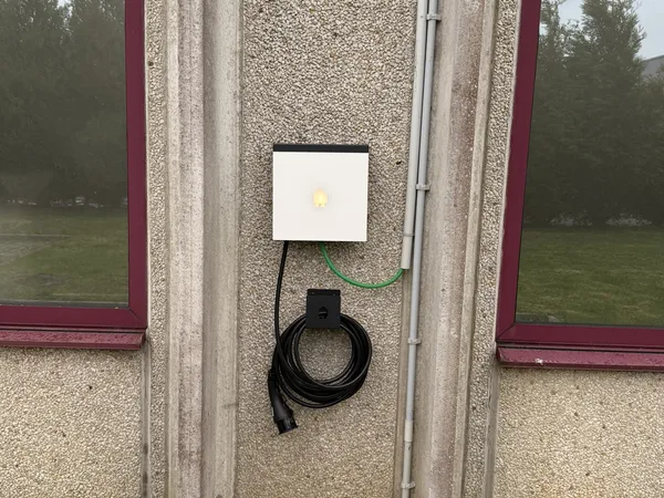 Borne de recharge Smappee EV Wall 22 kW installée par Debelec au Médical Fleurus