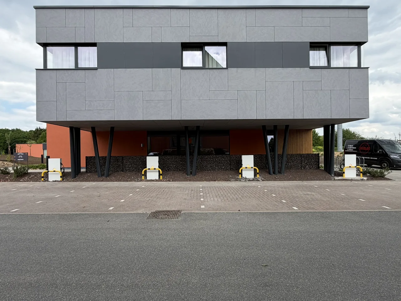 Façade de l'Orange Hotel à La Louvière avec les bornes de recharge Smappee installées par Debelec