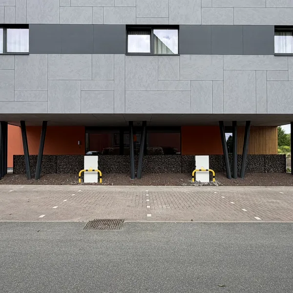 Façade de l'Orange Hotel avec les bornes de recharge