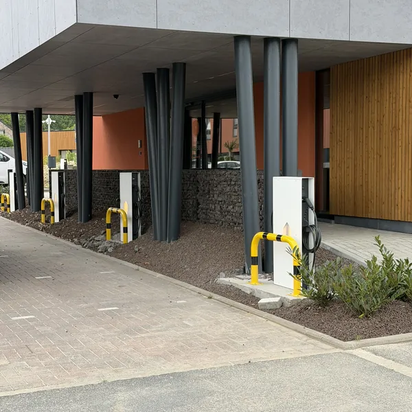 Bornes de recharge Smappee installées avec arceaux de protection à l'Orange Hotel