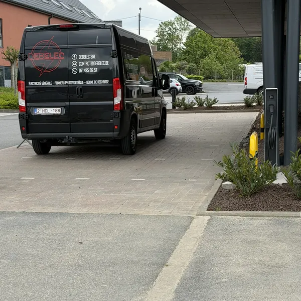 Camionnette Debelec sur le chantier d'installation des bornes de recharge à l'Orange Hotel