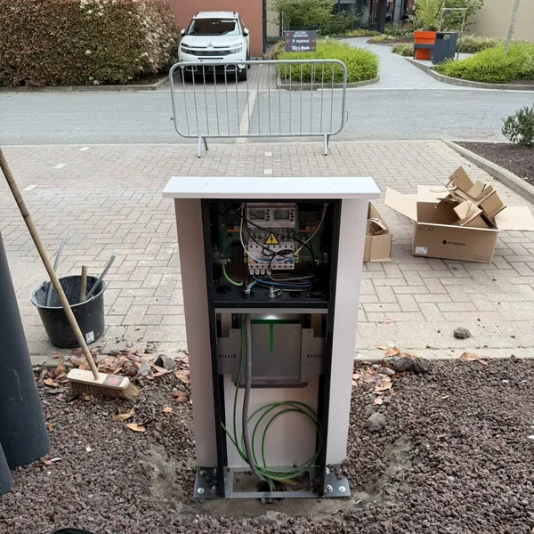 Coffret de gestion Smappee ouvert avec le contrôleur et les protections de l'installation de bornes à l'Orange Hotel