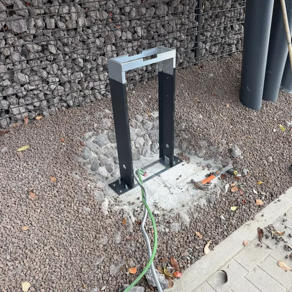 Support métallique et câblage d'une borne de recharge en cours d'installation à l'Orange Hotel