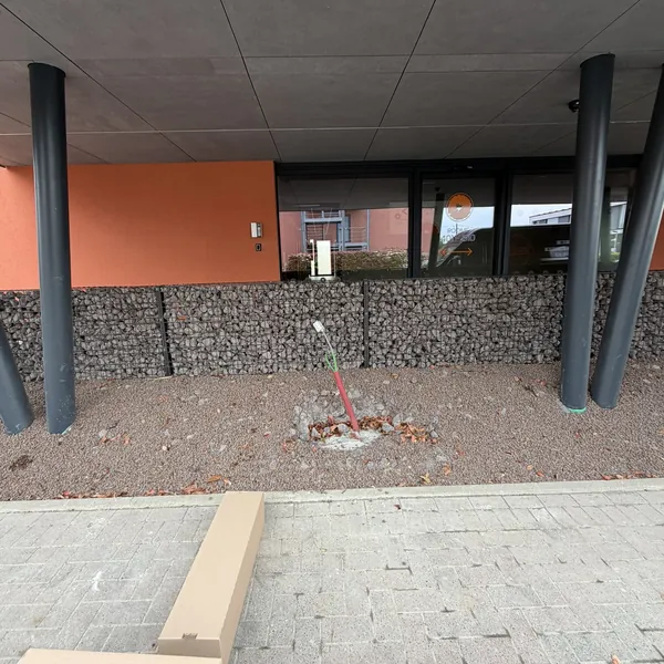 Emplacement des futures bornes de recharge sous l'auvent de l'Orange Hotel avant installation
