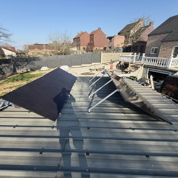 Panneaux photovoltaïques Plug & Play sur structure inclinée en toiture, installés par Debelec à Bouffioulx