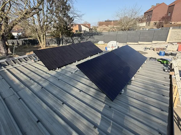 Kit photovoltaïque Plug & Play installé par Debelec sur la toiture de son siège à Bouffioulx