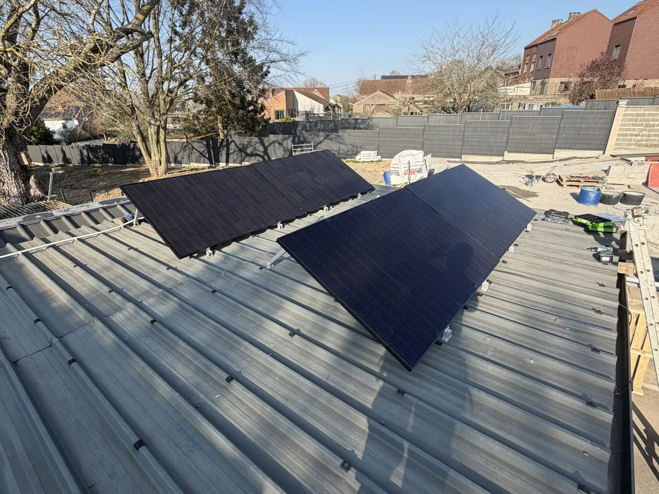 Kit photovoltaïque Plug & Play à deux panneaux bifaciaux 450 Wc installé par Debelec sur la toiture de son siège à Bouffioulx