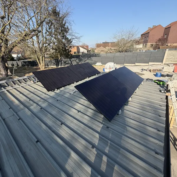Deux panneaux photovoltaïques bifaciaux 450 Wc du kit Plug & Play installés en toiture par Debelec à son siège de Bouffioulx