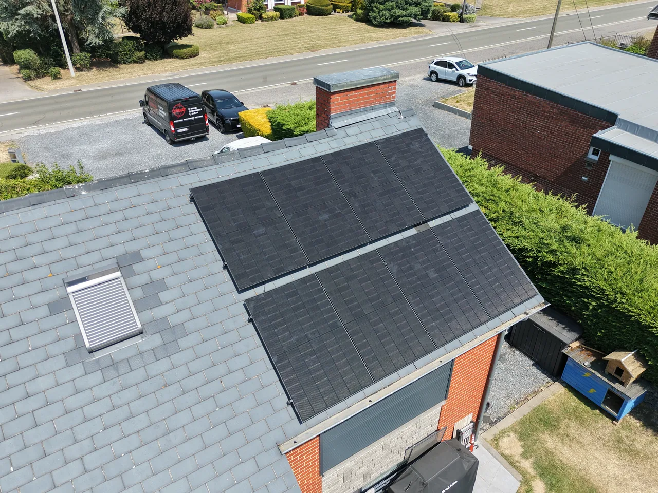 Vue aérienne des 8 panneaux photovoltaïques installés par Debelec sur une toiture en ardoises à Binche