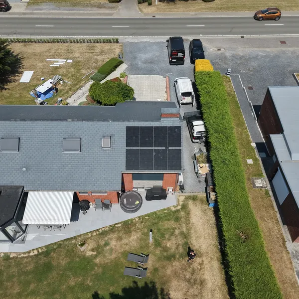 La maison et ses panneaux photovoltaïques le long de la rue à Binche
