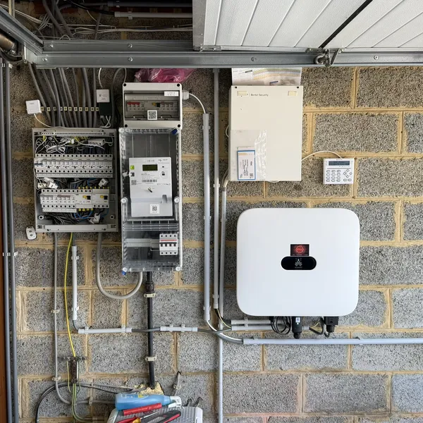Onduleur Huawei SUN2000-3KTL-L1 raccordé au tableau électrique