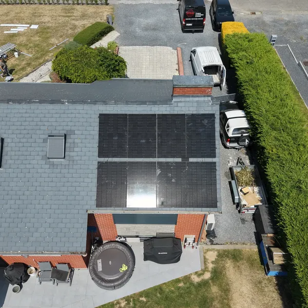 Pan de toiture équipé de panneaux photovoltaïques au-dessus de la terrasse