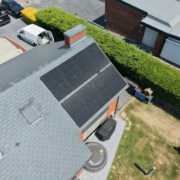Panneaux solaires installés sur le second pan de la toiture
