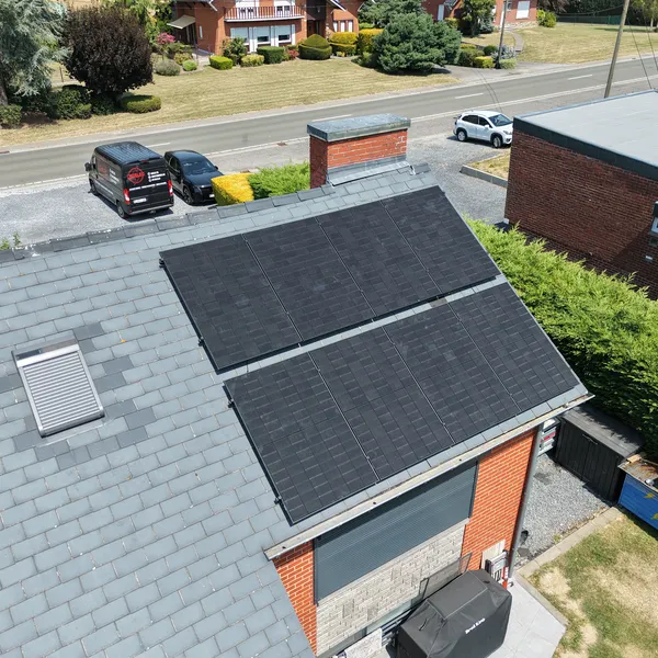 Vue du dessus des 8 panneaux photovoltaïques répartis sur les deux pans de la toiture en ardoises