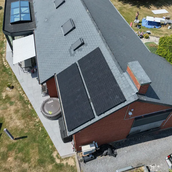Vue drone de la toiture avec ses panneaux photovoltaïques et son velux