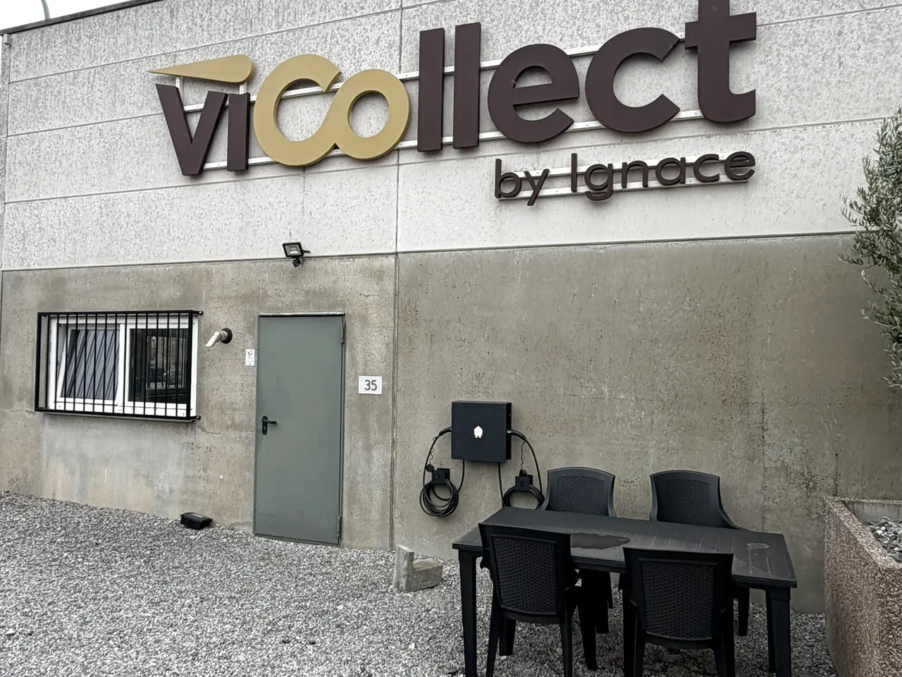 Borne de recharge double Smappee installée par Debelec sur la façade de Vicollect à Sombreffe