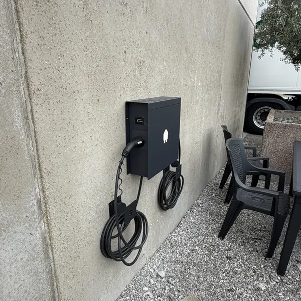 Borne de recharge double avec ses deux câbles enroulés sur leurs supports