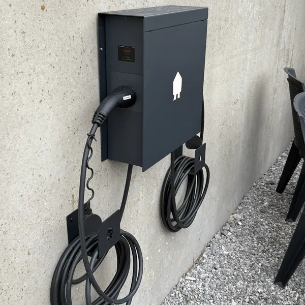 Gros plan sur la borne Smappee 2 x 22 kW et ses deux câbles de recharge
