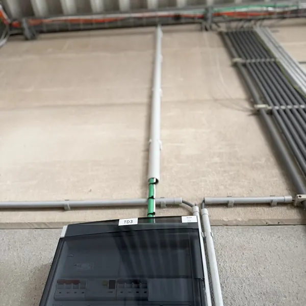Cheminement du câble d'alimentation de 10 mm² sous tube jusqu'au coffret
